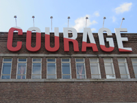 844268 Afbeelding van de tekst 'COURAGE', boven aan de voorgevel van het bedrijvencentrum Rudolf Magnus (Vondellaan 94) ...